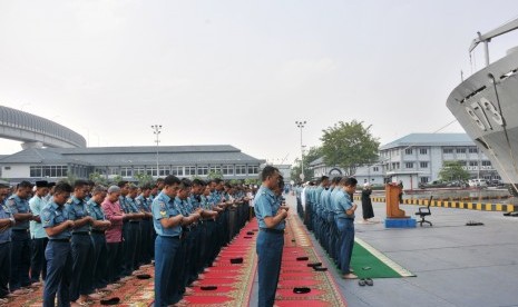 Prajurit TNI AL di Kolinlamil gelar shalat Istisqa.