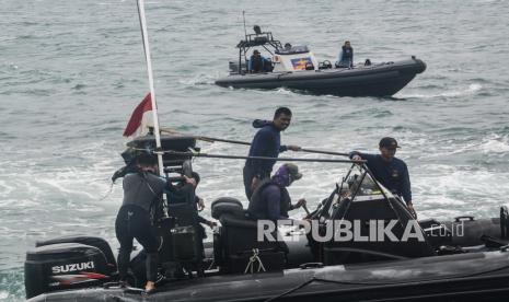 Prajurit TNI AL melakukan pencarian puing pesawat Sriwijaya Air nomor penerbangan SJ 182 saat proses SAR pesawat tersebut di perairan Pulau Seribu, Jakarta, Senin (18/1/2021). Pada hari kesepuluh, pencarian pesawat Sriwijaya Air SJ 182 terpaksa dihentikan pada pukul 12:00 WIB dikarenakan adanya gelombang tinggi dan cuaca buruk.