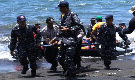 Prajurit TNI-AL mengevakuasi korban dalam simulasi tanggap darurat Objek Vital Nasional kabel bawah laut 150.000 volt Jawa-Bali di Bulusan, Banyuwangi, Jawa Timur, Kamis (13/10/2022). Simulasi yang melibatkan unsur keamanan TNI-AL, Polri, dan Basarnas itu sebagai persiapan pengamanan KTT G20 di Bali. 