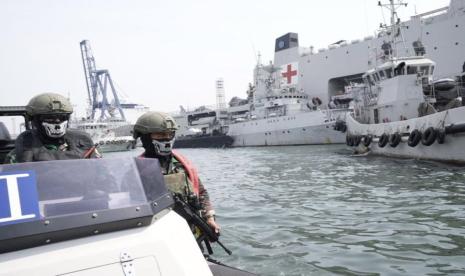 Prajurit TNI AL mengikuti sesi latihan kesiapan pengamanan KTT ke-43 ASEAN di perairan sekitar Tanjung Priok, Jakarta, Senin (4/9/2023). 