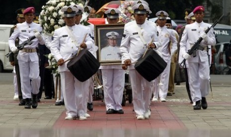 Prajurit TNI AL mengusung jenazah Almarhum Laksamana Muda TNI (Purn) Tarmizi Taher menuju liang lahat di Taman Makam Pahlawan Kalibata, Jakarta Selatan, Selasa (12/2). 