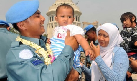 Prajurit TNI-AL yang tergabung dalam Satgas Maritime Task Force (MTF) Konga disambut keluarga setibanya di Dermaga Koarmatim Ujung, Surabaya, Jawa Timur (Ilustrasi)