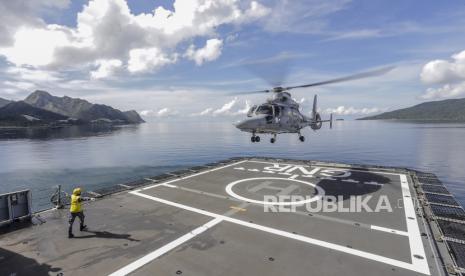 Prajurit TNI Angkatan Laut melakukan latihan lepas landas helikopter dari geladak Kapal KRI I Gusti Ngurah Rai di Pelabuhan Pangkalan TNI AL Ranai, Natuna, Kepulauan Riau, Minggu (4/4/2021). Latihan tersebut merupakan persiapan peletakan batu pertama pembangun markas Gugus Tempur Angkatan Laut (Guspurla) Komando Armada I di wilayah natuna.