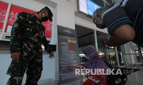 Prajurit TNI AU Adi Soemarmo memberikan informasi ketentuan syarat kepada warga yang akan melakukan arus balik melalui Bandara Adi Soemarmo, Boyolali, Jawa Tengah, Rabu (27/5/2020). Berbagai macam syarat salah satunya hasil tes negatif COVID-19 tersebut diberlakukan untuk mengantisipasi penyebaran pandemi COVID-19 pascalebaran 2020 saat arus balik melalui bandara. 