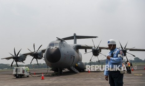 Prajurit TNI AU berjaga di depan pesawat AIRBUS A400M di Bandara Halim Perdana Kusuma, Jakarta, Selasa (12/11/2019).