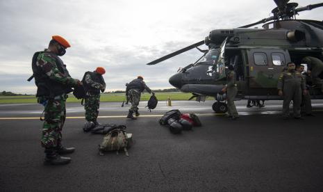 Prajurit TNI AU bersiap melakukan pencarian korban jatuhnya pesawat Sriwijaya Air Sj 182 menggunakan helikopter NAS-332 Super Puma di Lanud Halim Perdanakusuma, Jakarta.