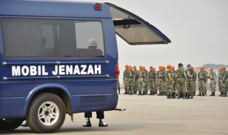 Prajurit TNI AU bersiap menyambut kedatangan jenazah penumpang yang menjadi korban kecelakaan Pesawat Hercules C-130, Jakarta, Rabu (1/7). 