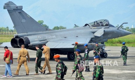 Prajurit TNI AU melakukan pengamanan terhadap pilot dan pesawat tempur Rafale Angkatan Laut Prancis di Lanud Sultan Iskandar Muda (SIM), Blangbintang, Aceh Besar, Aceh, Ahad (19/5/2019). 