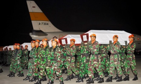 Prajurit TNI AU memanggul peti jenazah korban kecelakaan pesawat Hercules C-130 saat upacara penghormatan terakhir di Lanud Halim Perdana Kusuma, Jakarta, Rabu (1/7).