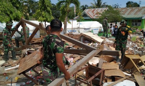 Prajurit TNI Batalyon Zeni Tempur 8/Sakti Mandra Guna (Yonzipur 8/SMG) Makassar  membantu pembongkaran Madrasah Aliyah AL Khairot, Jalan Pramuka Lorong Masjid An Nur Nomer 1, Kecamatan Biromaru, Kabupaten Sigi, Sulawesi Tengah (Sulteng), Ahad (28/10). Pasukan tersebut juga membangun tenda darurat untuk kegiatan belajar mengajar. 