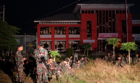 Prajurit TNI berjaga di depan Lapas Narkotika Kelas III Langkat pasca kerusuhan yang terjadi, di Langkat, Sumatera Utara, Kamis (16/5).