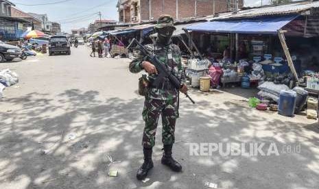 Prajurit TNI berjaga di depan toko milik warga di Pasar Masomba, Palu, Sulawesi Tengah, Kamis (4/10).