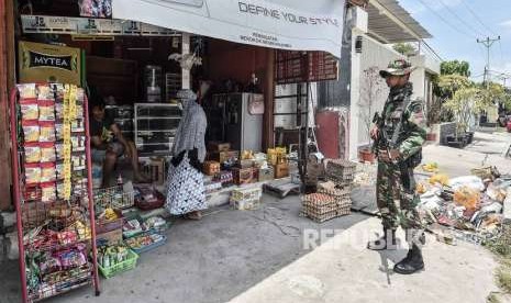 Prajurit TNI berjaga di depan toko milik warga di Pasar Masomba, Palu, Sulawesi Tengah, Kamis (4/10).