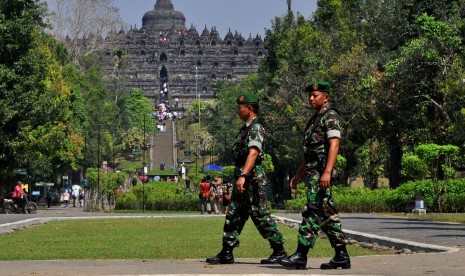 Prajurit TNI berpatroli mengamankan kawasan Taman Wisata Candi (TWC) Borobudur, Magelang, Jawa Tengah, Kamis (7/9).