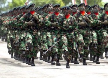 Prajurit TNI dalam sebuah upacara militer.