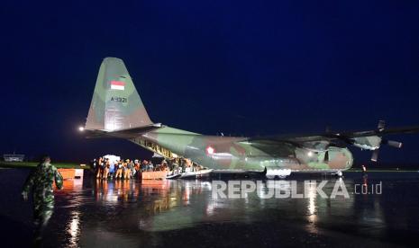 Prajurit TNI dan anggota Basarnas mengeluarkan logistik untuk korban gempa bumi Mamuju dan Majene dari pesawat Hercules A 1321 TNI AU saat tiba di Bandara Tampa Padang, Mamuju, Sulawesi Barat, Jumat (15/1/2021). TNI AU menyiapkan sejumlah alutsista untuk mengangkut prajurit TNI dalam membantu proses operasi SAR, evakuasi bencana, dan menyalurkan bantuan logistik kepada masyarakat terdampak bencana gempa bumi di Sulawesi Barat. 