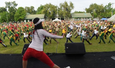 Prajurit TNI dan Polri mengikuti olahraga bersama di Lapangan Yonif Para Raider 501/Bajra Yudha, Madiun, Jawa Timur, Sabtu (29/12/2018).