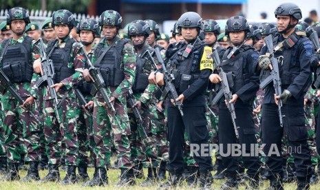 Prajurit TNI dan Polri mengikuti upacara apel gabungan di Kota Wamena, Kabupaten Jayawijaya, Papua, Senin (14/10/2019).