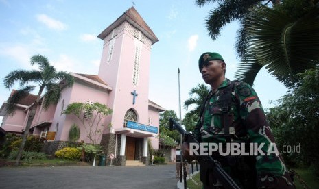 Prajurit TNI dari Bataliyon 511 berjaga di salah satu gereja katolik di Blitar, Jawa Timur, Ahad (13/5).