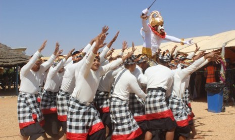 Prajurit TNI di Darfur menampilkan atraksi Tari Kecak Bali.