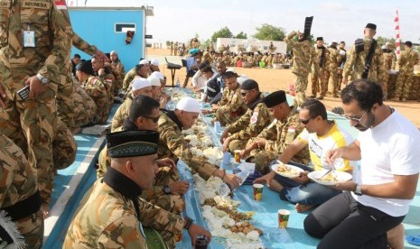 Prajurit TNI di Darfur merayakan Lebaran dengan makan bersama militer dari Maroko, Bangladesh, dan warga lokal Sudan.