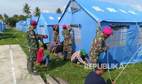 Prajurit TNI gabungan dari Pasmar 1 Jakarta dan Pasmar 2 Surabaya  yang tergabung dalam Kogasgabpad Penanggulangan Bencana gempa bumi, tsunami dan likuifaksi Palu, Sulawesi tengah, bahu membahu bersama masyarakat mendirikan tenda-tenda pengungsi di Desa Labean Kecamatan Balesang, Donggala, Senin (22/10). 