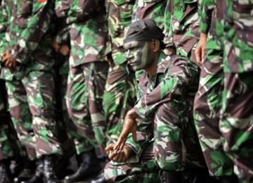 Prajurit TNI harus meningkatkan kemampuan tempur dan persenjataan agar dapat membela tegaknya NKRI.