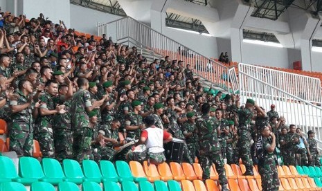 Prajurit TNI jadi supporter tim Jabar.