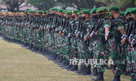 Prajurit TNI Kodam Iskanda Muda mengikuti apel gelar pasukan di Lapangan Blang Padang, Banda Aceh, Aceh, Rabu (2/2/2022). Apel gelar pasukan tersebut digelar dalam rangka meningkatkan kesiapsiagaan TNI di Aceh dalam mengantisipasi ancaman radikalisme selain penanganan bencana alam. 