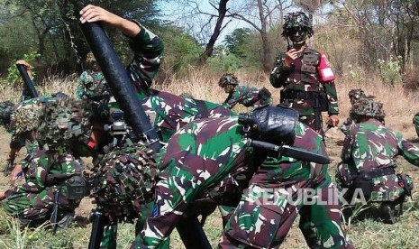 Prajurit TNI melaksanakan Latihan Bantuan Tembakan Terpadu 2018 di Pusat Latihan Tempur Marinir Asembagus, Situbondo, Jawa Timur, Rabu (28/11). 