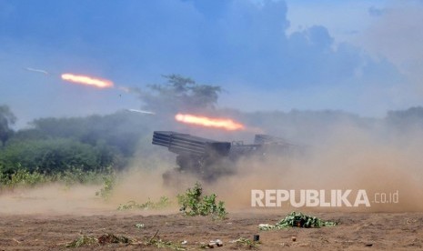 Prajurit TNI melaksanakan Latihan Bantuan Tembakan Terpadu 2018 di Pusat Latihan Tempur Marinir Asembagus, Situbondo, Jawa Timur, Rabu (28/11). 