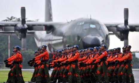 Prajurit TNI melakukan defile.