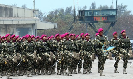 Prajurit TNI melakukan defile di HUT TNI ke-70 di Pantai Indah Kiat.