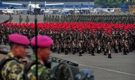 Prajurit TNI melakukan defille pasukan saat acara gladi bersih upacara peringatan ke-67 Hari Jadi TNI di Bandara Halim Perdanakusuma,Jakarta Timur,Rabu (3/10). (Edwin Dwi Putranto/Republika)