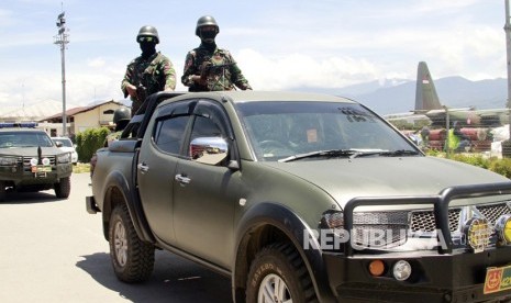 Prajurit TNI melakukan patroli keamanan di Wamena, Papua, Senin (30/9/2019).