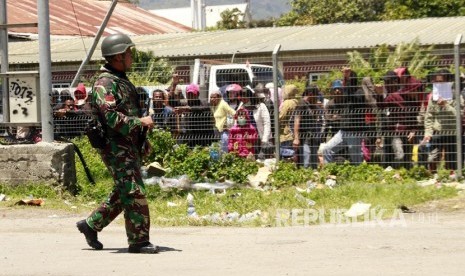 Prajurit TNI melakukan patroli keamanan di Wamena, Papua, Senin (30/9/2019). 