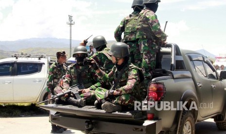 Prajurit TNI melakukan patroli keamanan di Wamena, Papua, Senin (30/9/2019). 