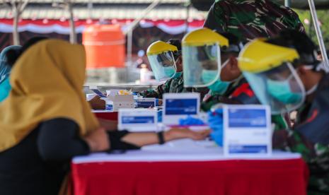 Petugas medis dan aparat TNI menggelar rapid test (test cepat). Pemkab Cirebon telah membuat kebijakan untuk terus melakukan pelacakan/penelusuran kasus baru melalui pemeriksaan swab. Hal itupun berdampak pada terus bertambahnya kasus positif Covid-19 yang berhasil terdeteksi