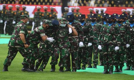 Survei terbaru dari CSIS menemukan bahwa TNI adalah lembaga yang paling dipercayai oleh anak muda, sedangkan lembaga yang paling tidak dipercaya adalah DPR RI. 