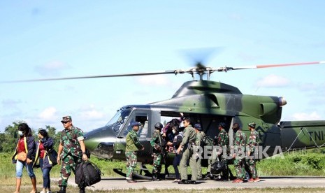 Indonesian army personnels help a number of teacher get off the helicopter at Timika, Mimika, Papua, on Thursday (April 19). The teacher are evacuated from Aroanop, Tembagapura district, Papua.