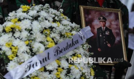 Prajurit TNI membawa karangan bunga dan foto almarhum Letjen TNI (Purn) Sudi Silalahi saat upacara pelepasan jenazah di Jatiwarna Indah, Bekasi, Jawa Barat, Selasa (26/10/2021). Mantan Menteri Sekretaris Negara (Mensesneg) Letjen TNI (Purn) Sudi Silalahi pada era Presiden Susilo Bambang Yudhoyono (SBY) tersebut wafat pada Senin (25/10/2021) pukul 23.50 WIB di RSPAD Gatot Soebroto dan akan dimakamkan di TMP Kalibata. 