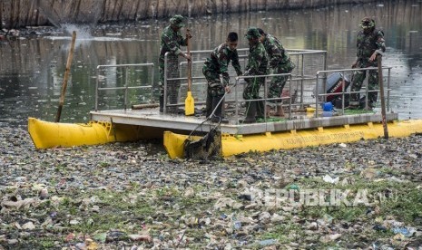 Prajurit TNI membersihkan sampah saat revitalisasi sungai Citarum Lama di Bojongsoang, Kabupaten Bandung, Jawa Barat, Senin (5/2).