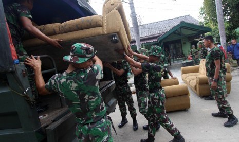 Prajurit TNI mengangkat barang-barang milik seorang anggota TNI saat melakukan pengusiran serta pengosongan rumah dinas di komplek TNI AD Gaperta Kodam I/Bukit Barisan, di Medan, Sumatera Utara, Kamis (24/3).