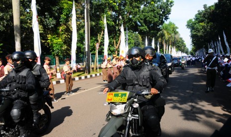 Prajurit TNI mengawal kepala negara peserta KAA ke-60.