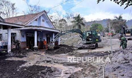 Prajurit TNI menggunakan alat berat membersihkan material awan panas guguran Gunung Semeru di Kamar Kajang, Candipuro, Lumajang, Jawa Timur, Selasa (14/12/2021). Pembersihan lokasi itu dilakukan agar warga dapat menyelamatkan barang berharga yang masih bisa dipakai. 