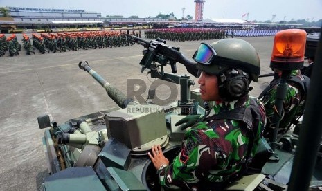   Prajurit TNI mengikuti acara gladi bersih upacara peringatan ke-67 Hari Jadi TNI di Bandara Halim Perdanakusuma, Jakarta Timur, Rabu (3/10).(Edwin Dwi Putranto/Republika)