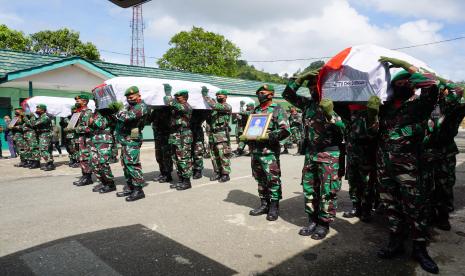 Prajurit TNI mengusung peti jenazah menuju ke mobil jenazah di Markas Komando Korem 181/PVT Kota Sorong, Papua Barat.