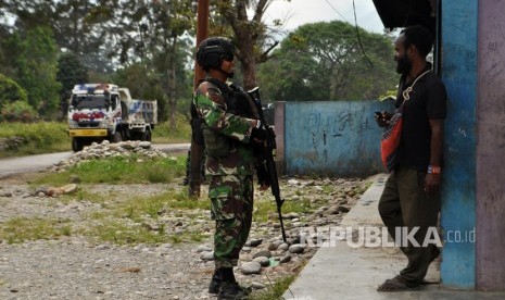 Prajurit TNI menyapa warga saat melakukan paroli di Papua (ilustrasi).