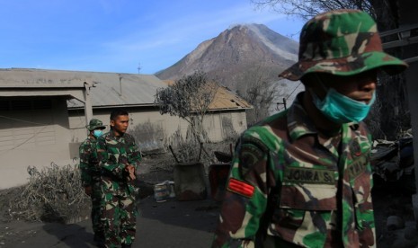 Prajurit TNI menyisir kawasan yang terkena dampak awan panas erupsi Gunung Sinabung di Desa Gamber, Karo, Sumatra Utara.