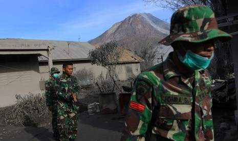 Prajurit TNI menyisir kawasan yang terkena dampak awan panas erupsi Gunung Sinabung di Desa Gamber, Karo, Sumatra Utara,  Ahad (22/5). (Antara/Irsan Mulyadi)